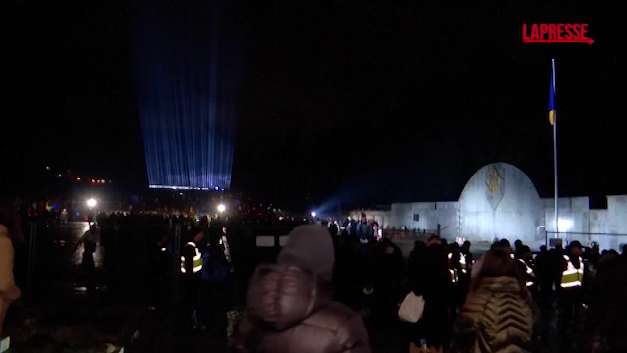 ucraina i parenti dei militari morti ricordano i loro cari proiettando luci verso il cielo le immagini da Lapresse.it ucraina i parenti dei militari morti ricordano i loro cari proiettando luci verso il cielo le immagini