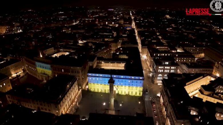 Palazzo Chigi con i colori dell'Ucraina nel quarto anniversario della guerra: le immagini da drone