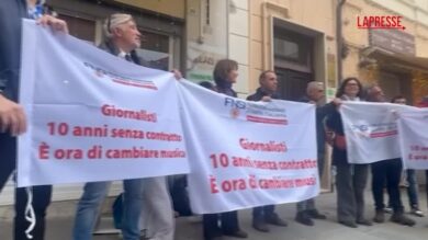 Sanremo 2026, flash mob dei giornalisti davanti all'Ariston: "10 anni senza contratto, è ora cambiare"