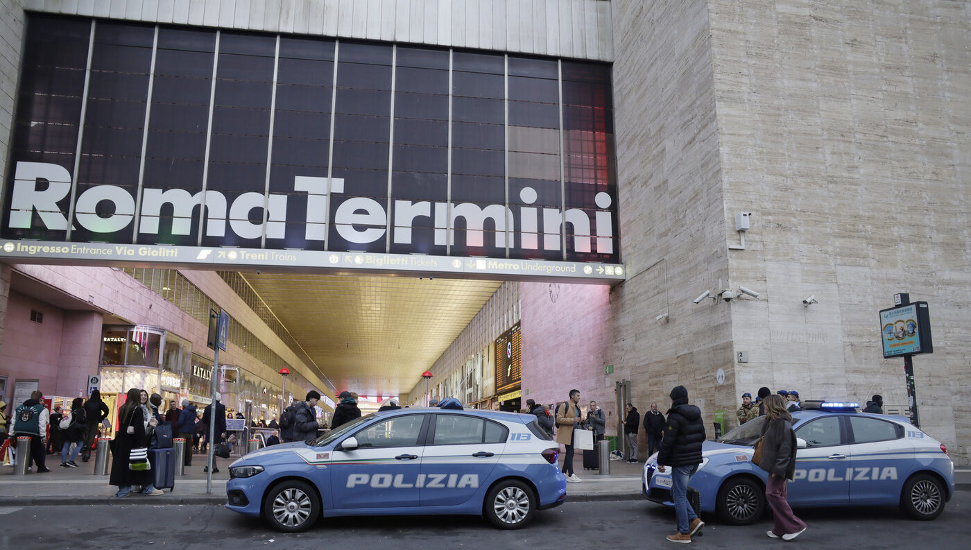 Furti in store alla stazione Termini, indagati 21 poliziotti e carabinieri