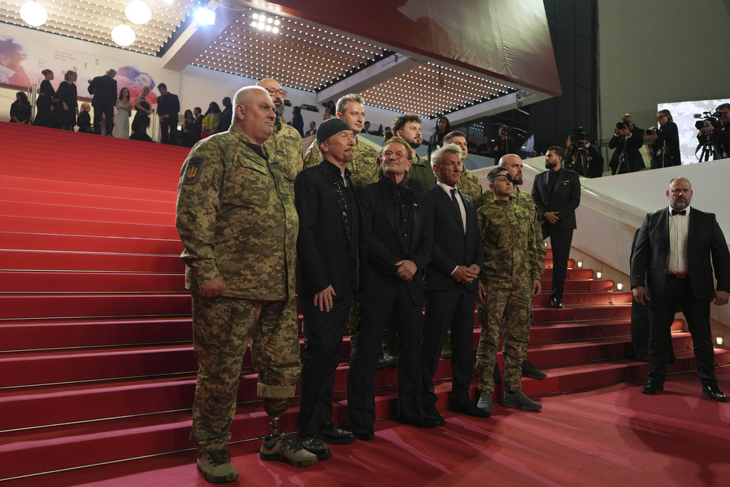 U2, esce il documentario ‘Yours Eternally’: il coraggio dei soldati ucraini nell’anniversario della guerra