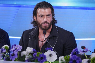 Can Yaman a Sanremo 2026, le foto della conferenza stampa