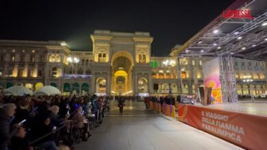 Milano Cortina, fiaccola paralimpica in piazza Duomo: scritta su Galleria ‘aumentate pensioni’