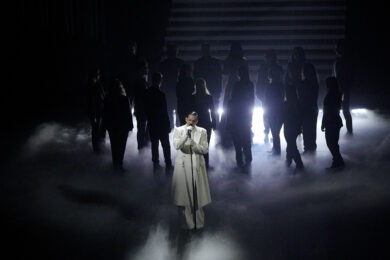 Sanremo 2026, la seconda serata in diretta. L’omaggio di Lauro alle vittime di Crans Montana, in Top5 Paradiso, Lda & Aka 7even, Nayt, Fedez-Masini e Meta