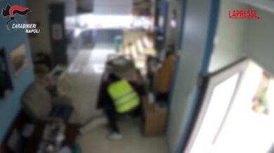 Napoli, sequestrano un 86enne e rubano 25mila euro: il video della rapina