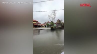 Indonesia, Bali sott'acqua: residenti e turisti evacuati con i gommoni
