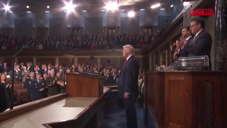 Congresso Usa, standing ovation per Trump: "Questa è l'età dell'oro dell'America"