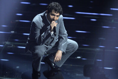 Fulminacci si esibisce durante la 76ª edizione del Festival della Canzone Italiana di Sanremo al Teatro Ariston (Foto di Marco Alpozzi/LaPresse)