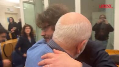 Omicidio Verzeni, l'abbraccio dei parenti della ragazza con il pm