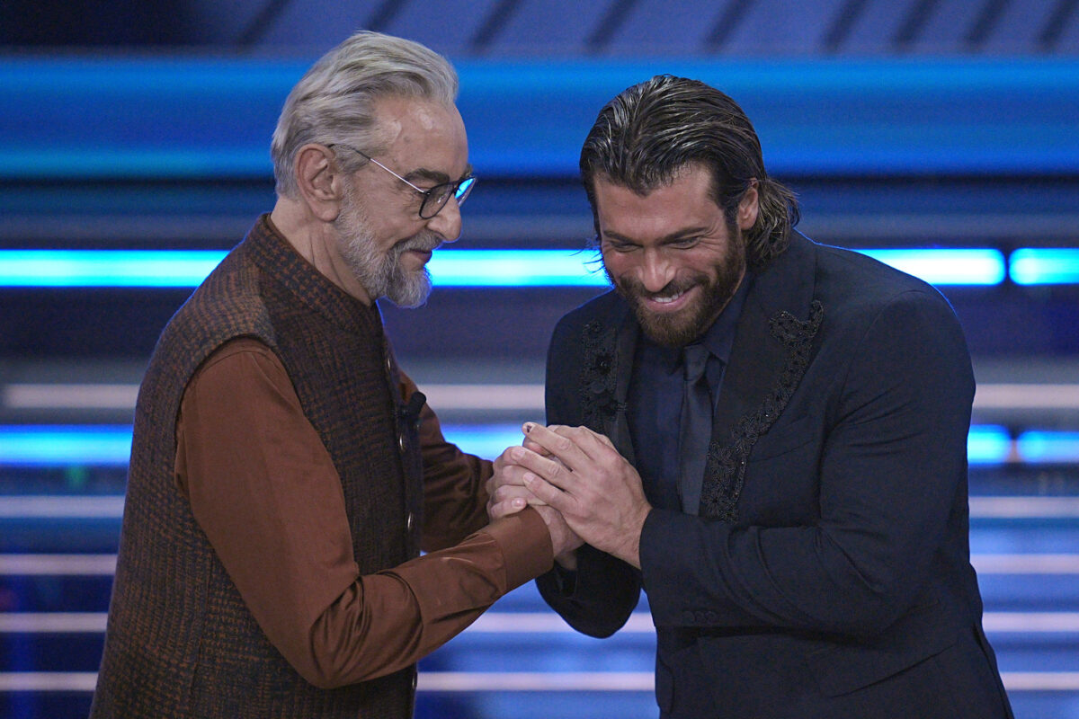 Sanremo 2026, su il sipario con omaggi a Baudo: show Ferro e Bedi-Yaman. Gaffe Rai con ‘Repupplica’ Sanremo 2026, su il sipario con omaggi a Baudo: show Ferro e Bedi-Yaman. Gaffe Rai con ‘Repupplica’