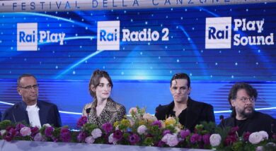 Sanremo 2026, stasera la seconda serata. Conti: “Sugli ascolti i numeri restano altissimi” – La diretta