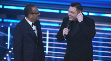 Sanremo 2026, su il sipario con omaggi a Baudo: show Ferro e Bedi-Yaman. Gaffe Rai con ‘Repupplica’