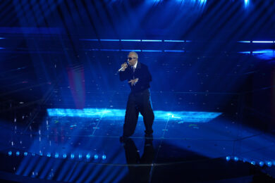 Luchè si esibisce alla 76ª edizione del Festival della Canzone Italiana di Sanremo al Teatro Ariston di Sanremo (Foto di Marco Alpozzi/LaPresse)