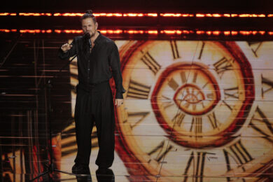 Enrico Nigiotti si esibisce durante la 76ª edizione del Festival della Canzone Italiana di Sanremo al Teatro Ariston (Foto di Marco Alpozzi/LaPresse)