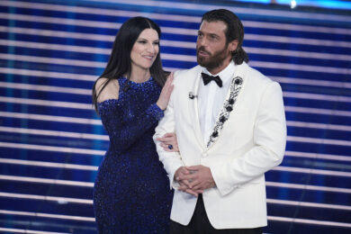 Laura Pausini e Can Yaman alla 76ª edizione del Festival della Canzone Italiana di Sanremo presso il Teatro Ariston (Foto di Marco Alpozzi/LaPresse)