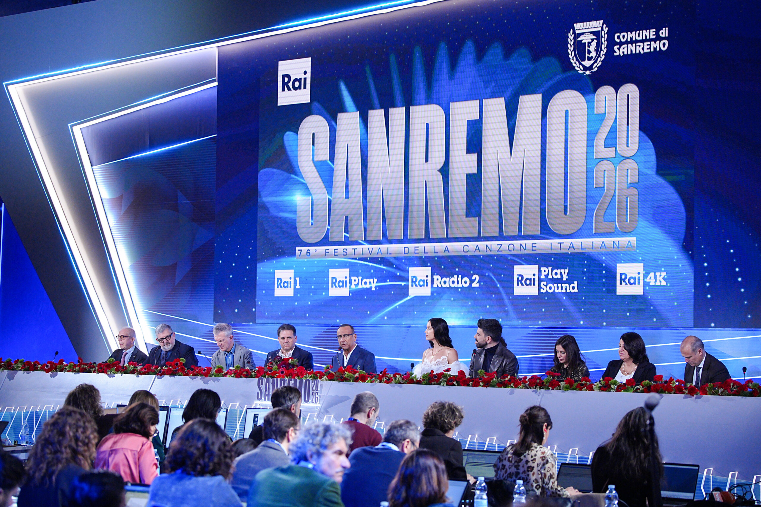 Sanremo 2026, ascolti seconda serata: Festival sempre più giù ma evita il tracollo