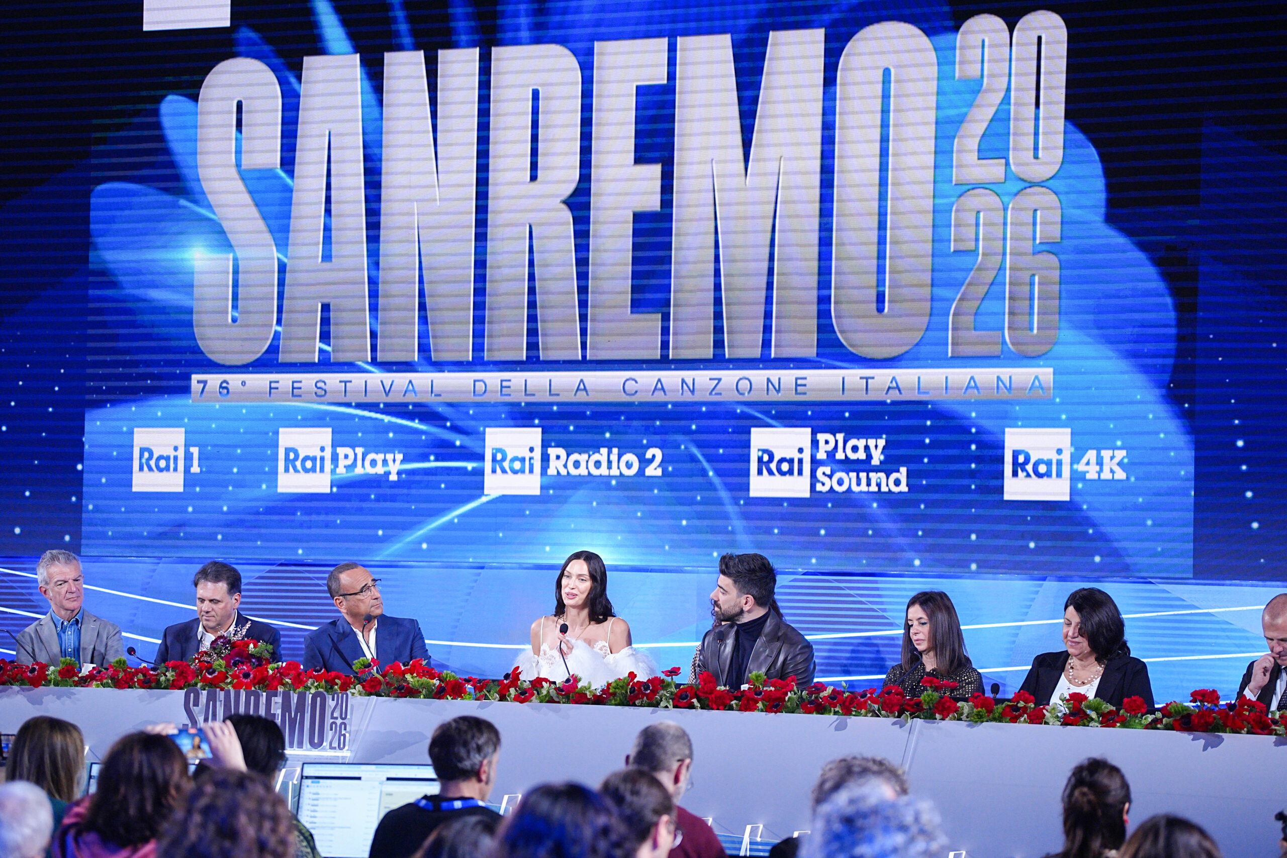 Sanremo 2026, Conti in conferenza stampa: “Poche donne in gara? Scelgo le canzoni”