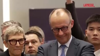 Cina, il cancelliere Merz nella fabbrica dei robot assiste a un incontro di pugilato