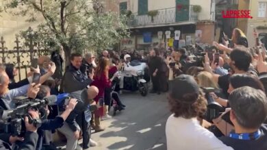 Sanremo 2026, il flash mob di Sal Da Vinci: improvvisa un matrimonio e canta "Per sempre si"