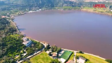 Napoli, il lago d'Averno si è tinto di rosa