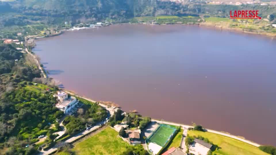 napoli il lago d averno si 232 tinto di rosa da Lapresse.it napoli il lago d averno si 232 tinto di rosa