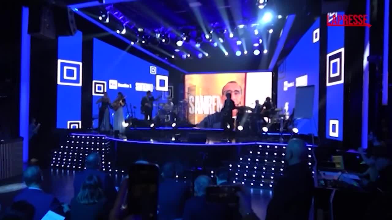 Sanremo 2026, la gag di Gasparri con Sisto al piano: “Fammi un Si che tanto il No non ci sta”