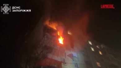 Ucraina, attacco russo nella notte su Zaporizhzhia: le immagini di un grattacielo in fiamme