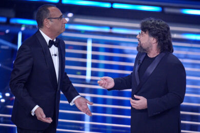 Sanremo 2026, Conti con Lillo rievoca la gaffe di Petrecca