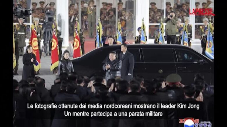 Corea del Nord, Kim a parata militare: "Potremmo distruggere Seul se sicurezza minacciata"