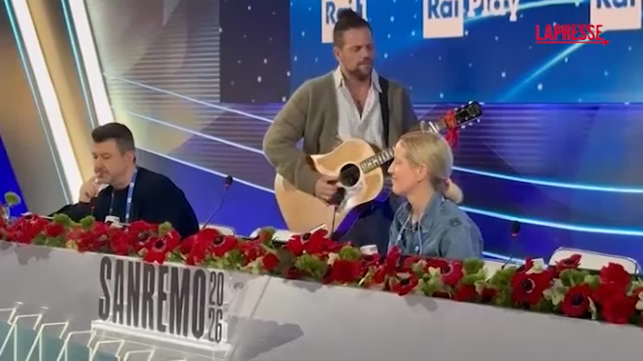 Sanremo 2026, Enrico Nigiotti suona la chitarra in sala stampa: "Per allietare la mattinata"