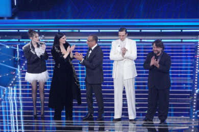 Sanremo 2026, Lauro canta per i ragazzi di Crans-Montana. Fedez e Masini in top five