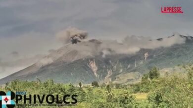 Filippine, nuova eruzione in uno dei vulcani più attivi del Paese: il video in time-lapse