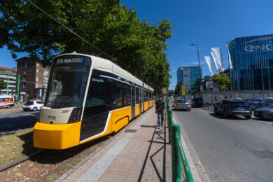 Milano, tram senza passeggeri esce da binari: bullone su rotaie