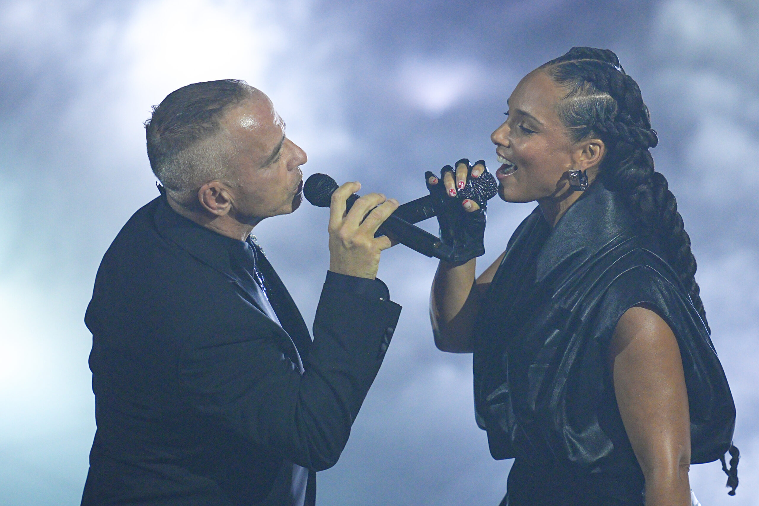 Sanremo 2026, Eros e Alicia portano ‘L’aurora’. Arisa e Brancale ancora in Top 5