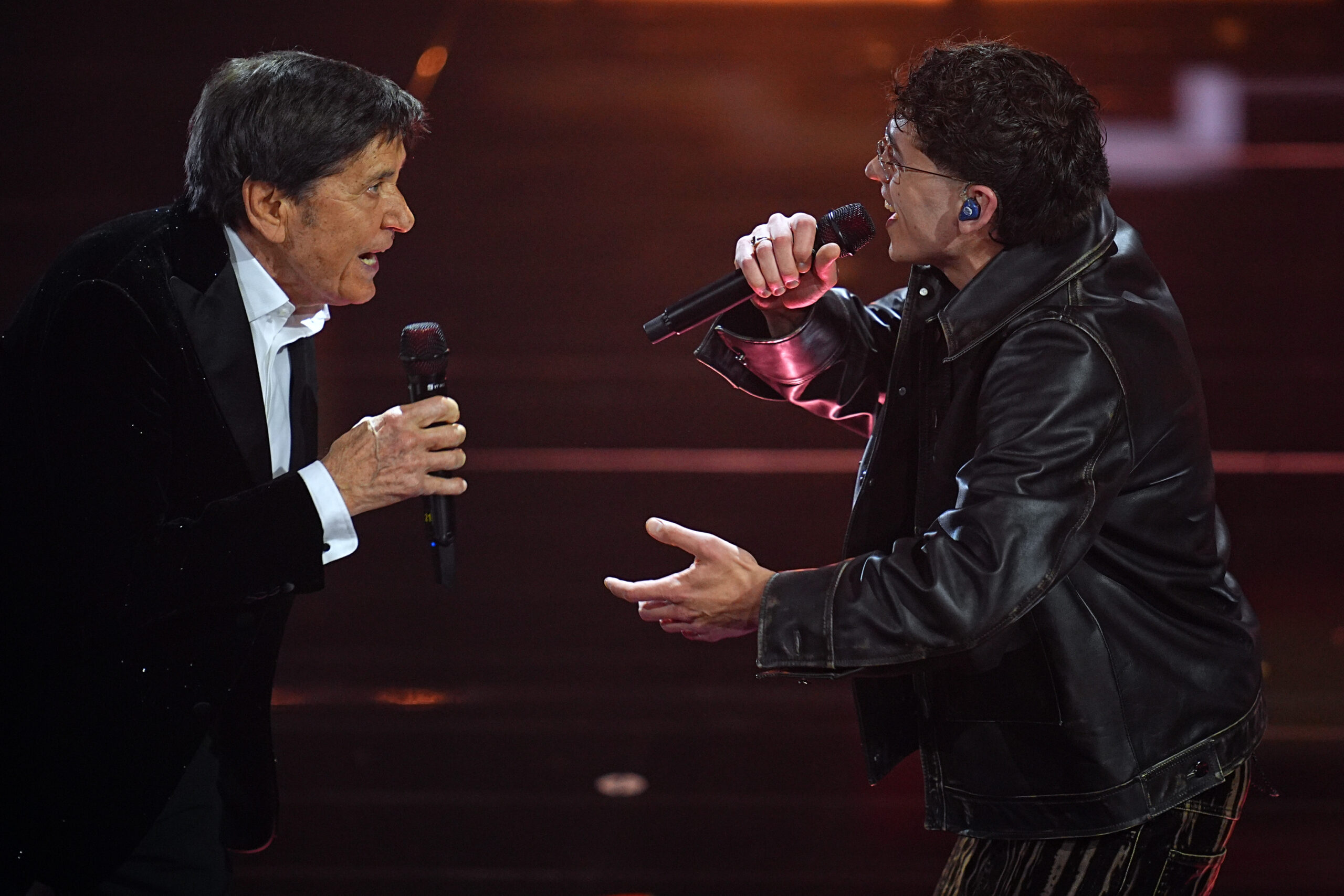 Sanremo 2026, la quarta serata in diretta: all’Ariston è il turno delle cover. Alessandro Siani è ‘Mister X’. A sorpresa Gianni Morandi sul palco con il figlio Sanremo 2026, la quarta serata in diretta: all’Ariston è il turno delle cover. Alessandro Siani è ‘Mister X’. A sorpresa Gianni Morandi sul palco con il figlio