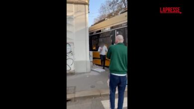Milano: tram deraglia e finisce contro palazzo. Le prime immagini dell'incidente