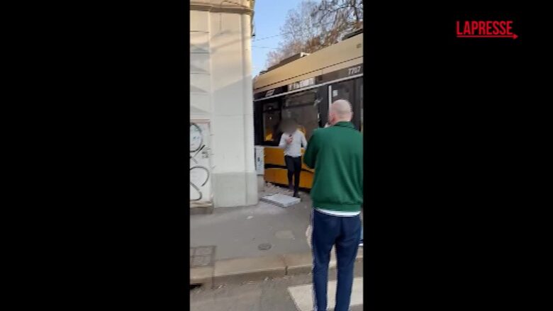 Milano: tram deraglia e finisce contro palazzo. Le prime immagini dell'incidente