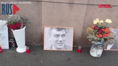 Boris Nemtsov, diplomatici e cittadini depongono fiori a Mosca 11 anni dopo la sua morte