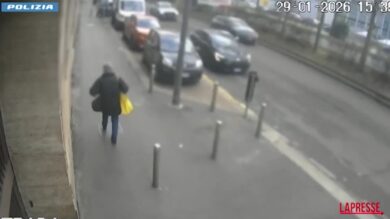 Ripreso da telecamere mentre rapina anziana a Milano: arrestato egiziano