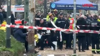 Tram deragliato a Milano, le immagini da viale Vittorio Veneto: soccorritori in azione
