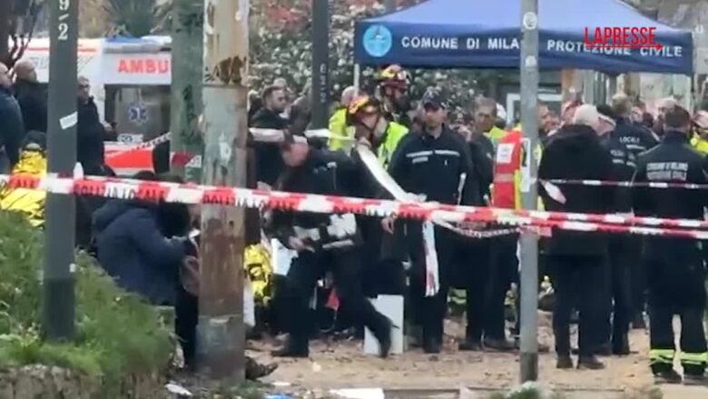 Tram deragliato a Milano, le immagini da viale Vittorio Veneto: soccorritori in azione