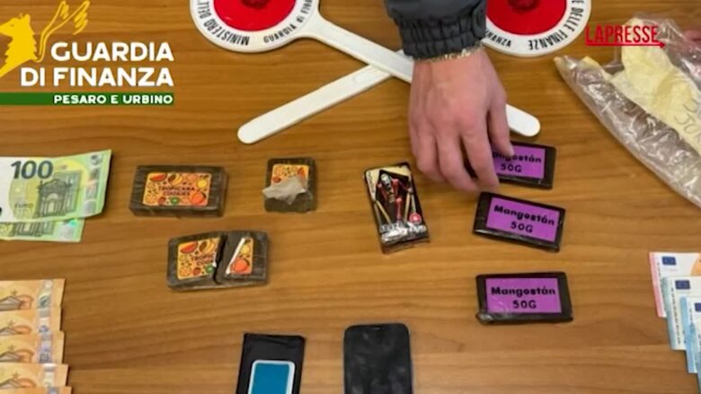 Urbino, sequestrati 500 grammi di hashish: arrestato un 21enne