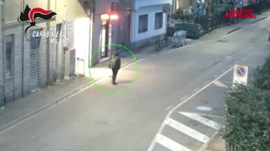 Insegue e accoltellata cognato in strada nel Milanese, le immagini dell'aggressione