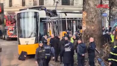 Milano, tram deragliato: i soccorsi sul luogo dell'incidente