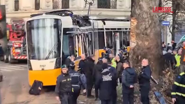 Milano, tram deragliato: i soccorsi sul luogo dell'incidente