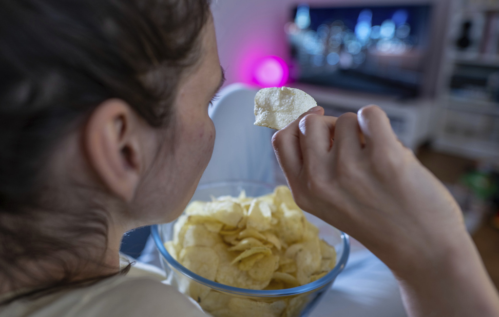 Dieta: ecco perché non riusciamo a dire no agli snack, anche se siamo pieni Dieta: ecco perché non riusciamo a dire no agli snack, anche se siamo pieni