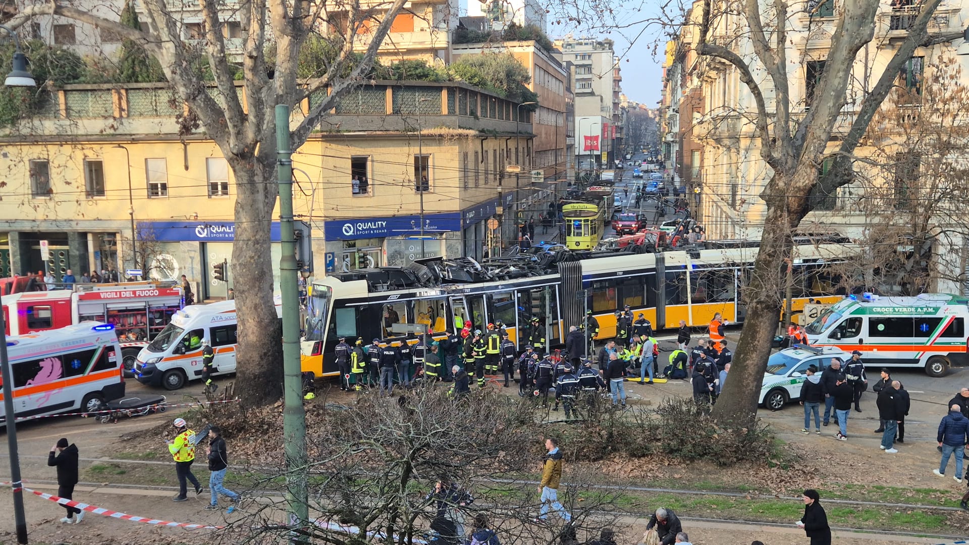 Milano, tram deraglia e finisce contro un palazzo: un morto e 39 feriti
