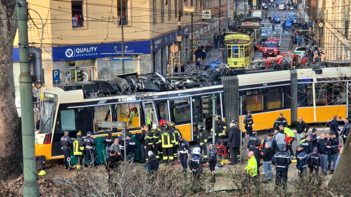 Milano, tram deraglia e finisce contro un palazzo: un morto e 39 feriti