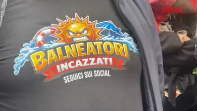 Sanremo 2026: balneari incatenati contro Bolkenstein a pochi passi da Ariston