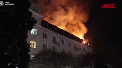 Ucraina, droni russi colpiscono hotel a Sumy: edificio in fiamme e 50 evacuati